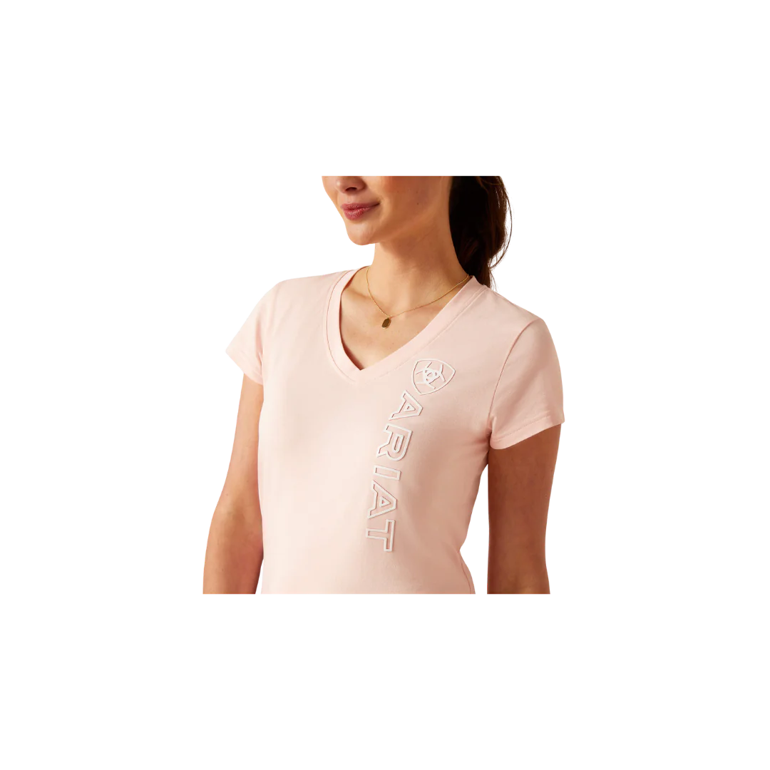 Ariat WMs Vertical Logo V Neck SS T Shirt Blushing Rose